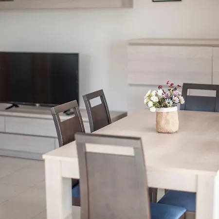 R113 Beachfront Romeu Apartment *